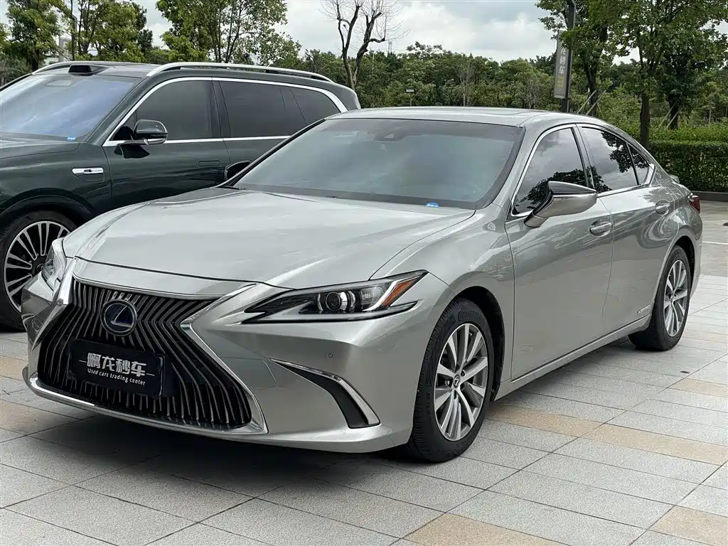Lexus ES 2020