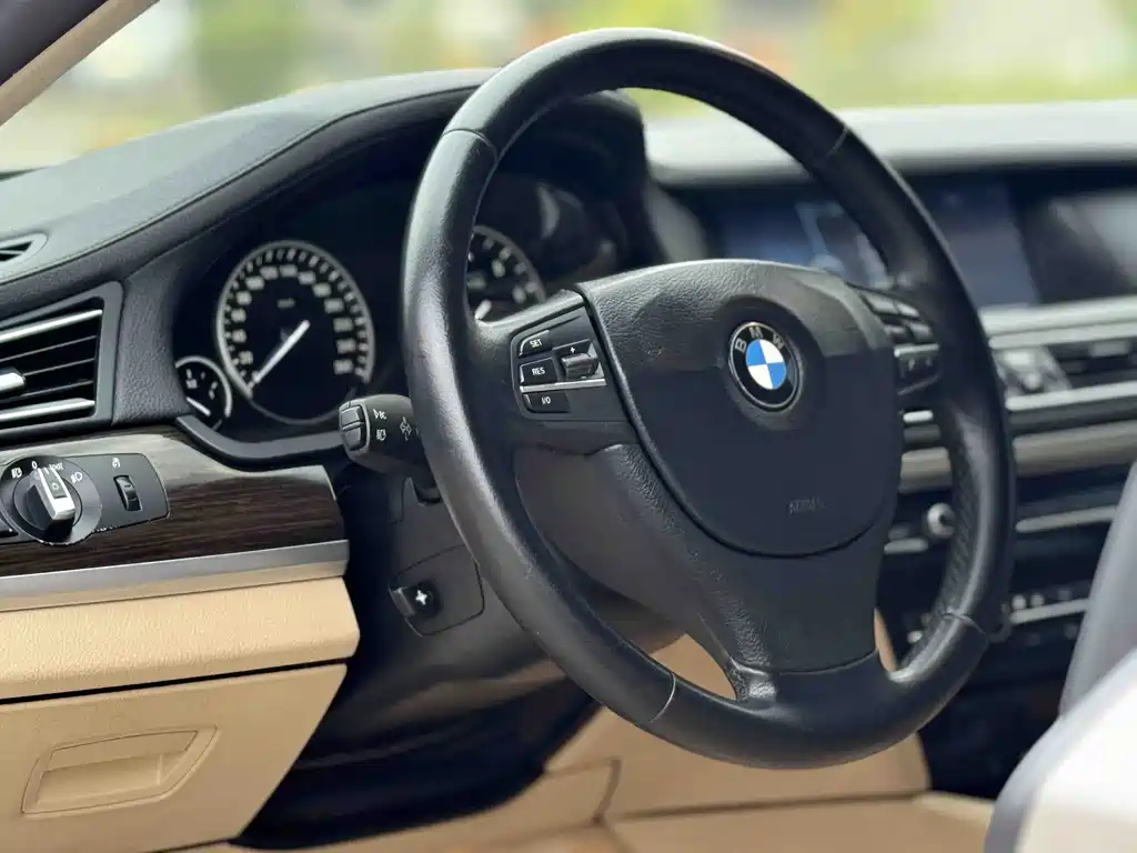 BMW 7 Series 2011 — фото 11