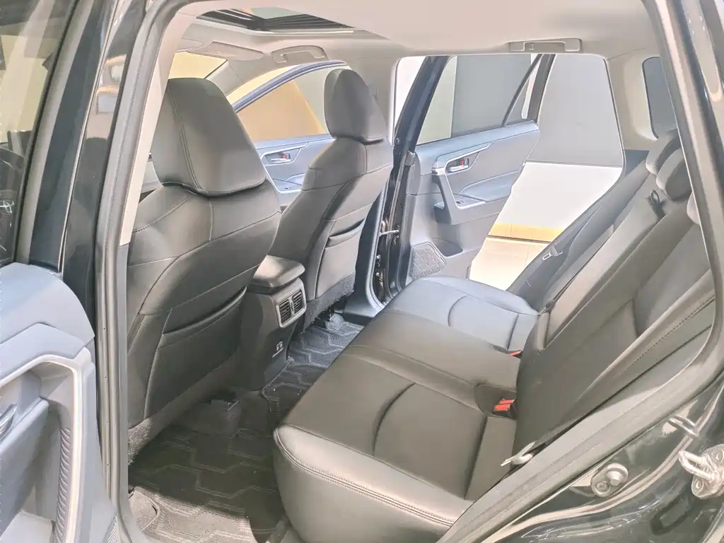 Toyota RAV4 2021 — фото 11