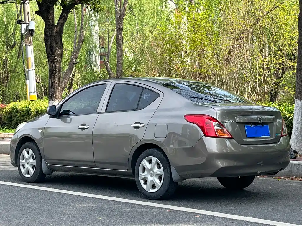 Nissan Sunny 2012