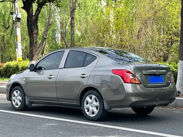 Nissan Sunny 2012