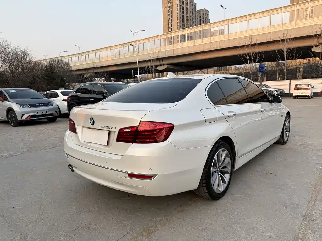 BMW 5 Series 2016 — фото 9