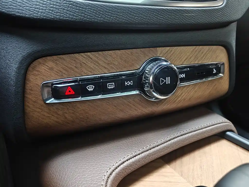 Volvo XC90 2022 — фото 12