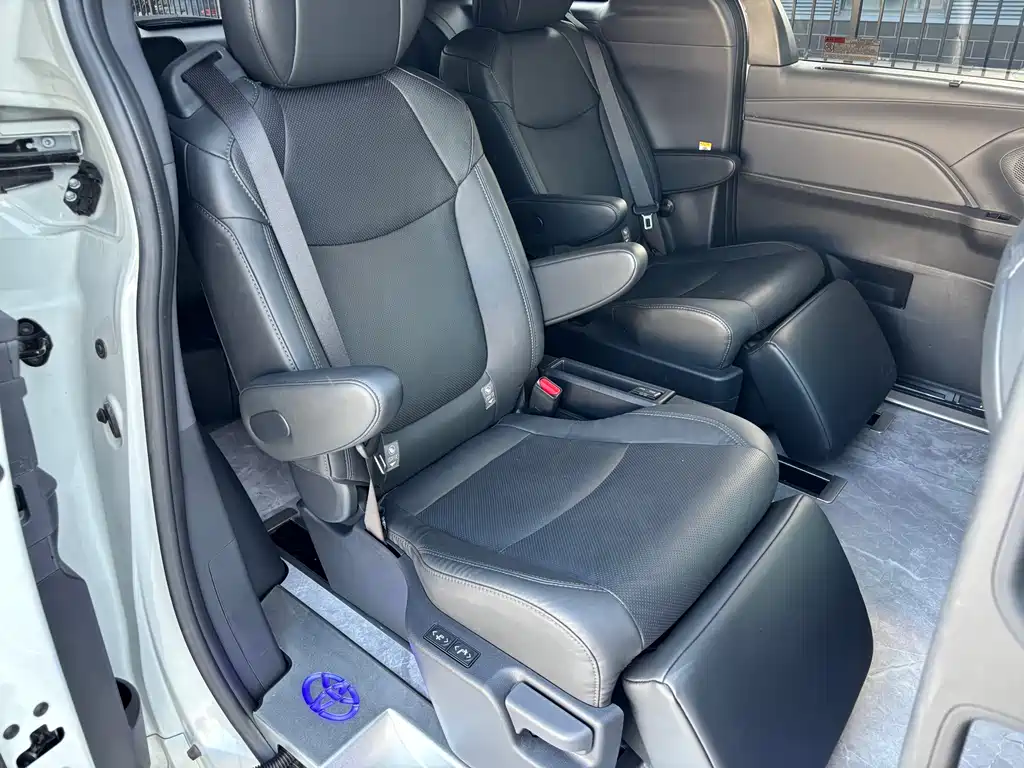 Toyota Sienna 2024 — фото 10