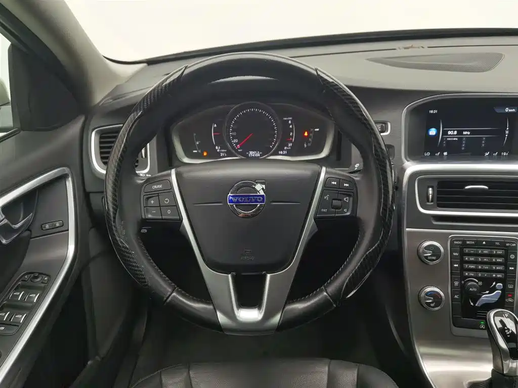 Volvo S60 2017 — фото 11