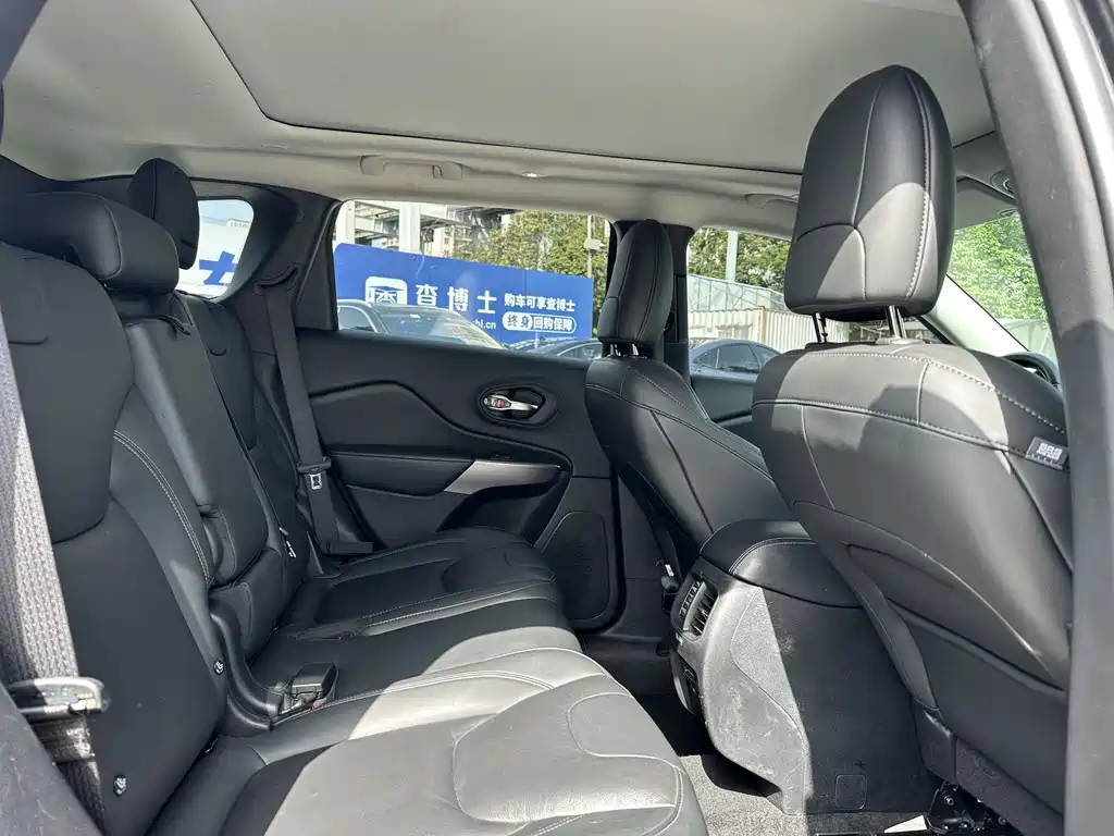 Jeep Cherokee 2019 — фото 17