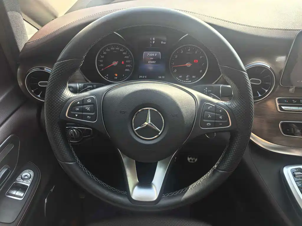Mercedes-Benz V-Class 2023 — фото 15