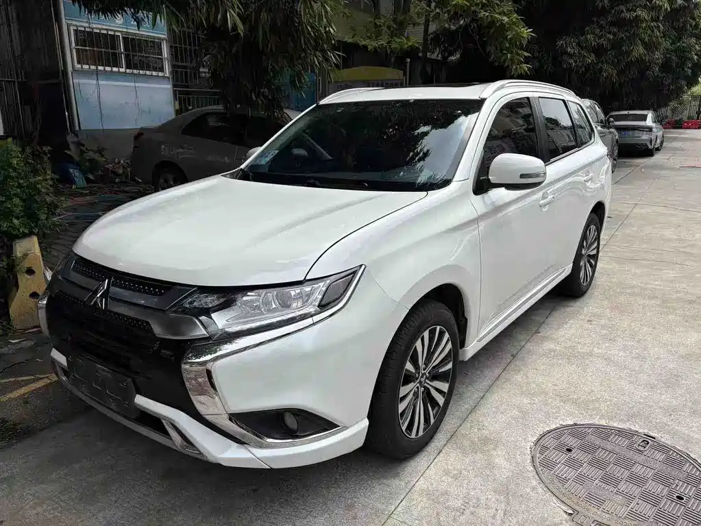 Mitsubishi Outlander 2023 — фото 1