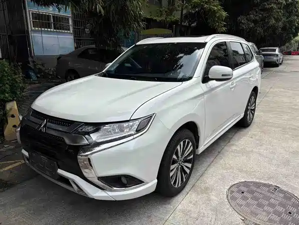 Mitsubishi Outlander 2023