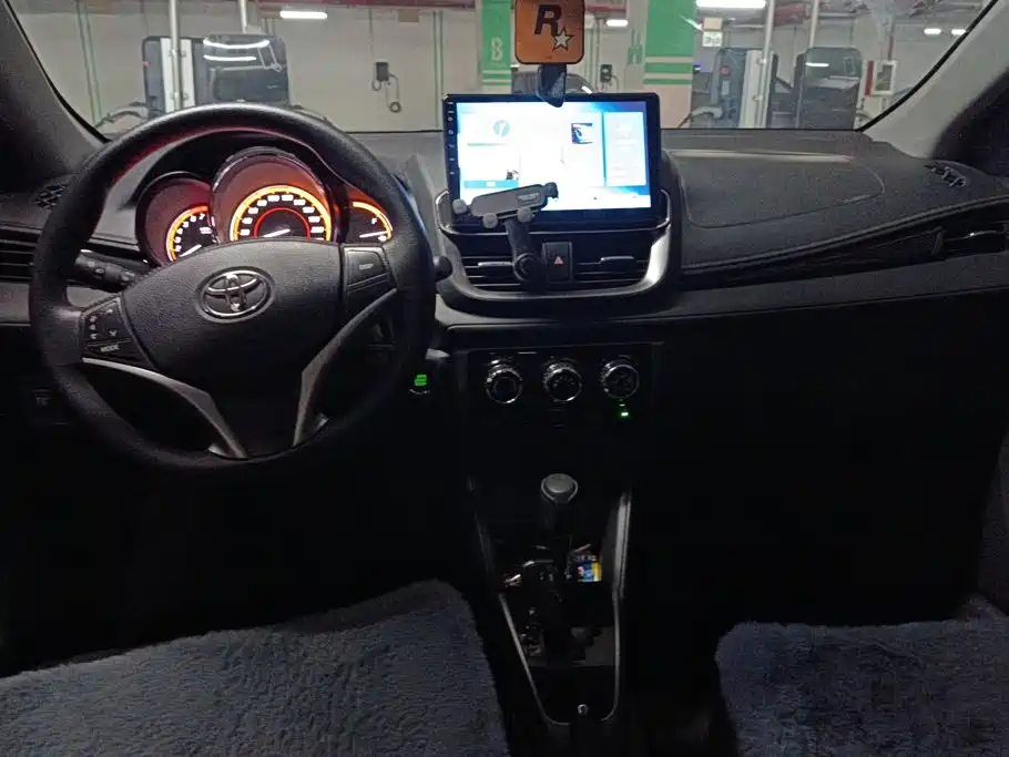 Toyota Yaris L 2022 — фото 11