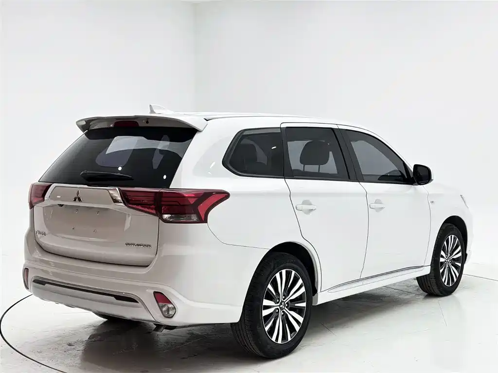 Mitsubishi Outlander 2022 — фото 6