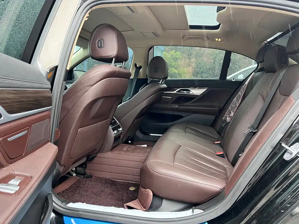 BMW 7 Series 2017 — фото 10