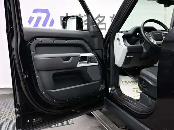 Land Rover Defender 2024
