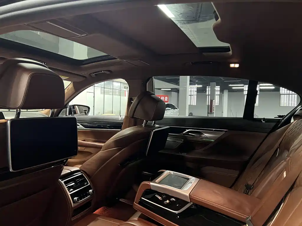 BMW 7 Series 2019 — фото 16
