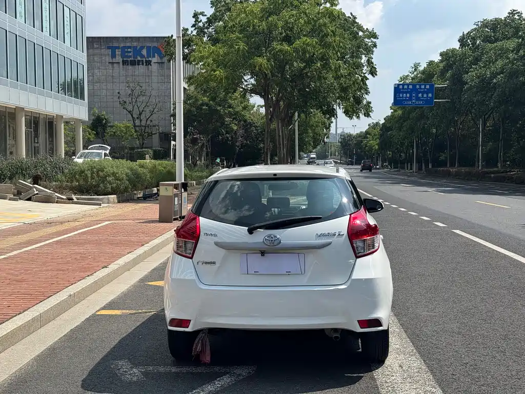 Toyota Yaris L 2015 — фото 5