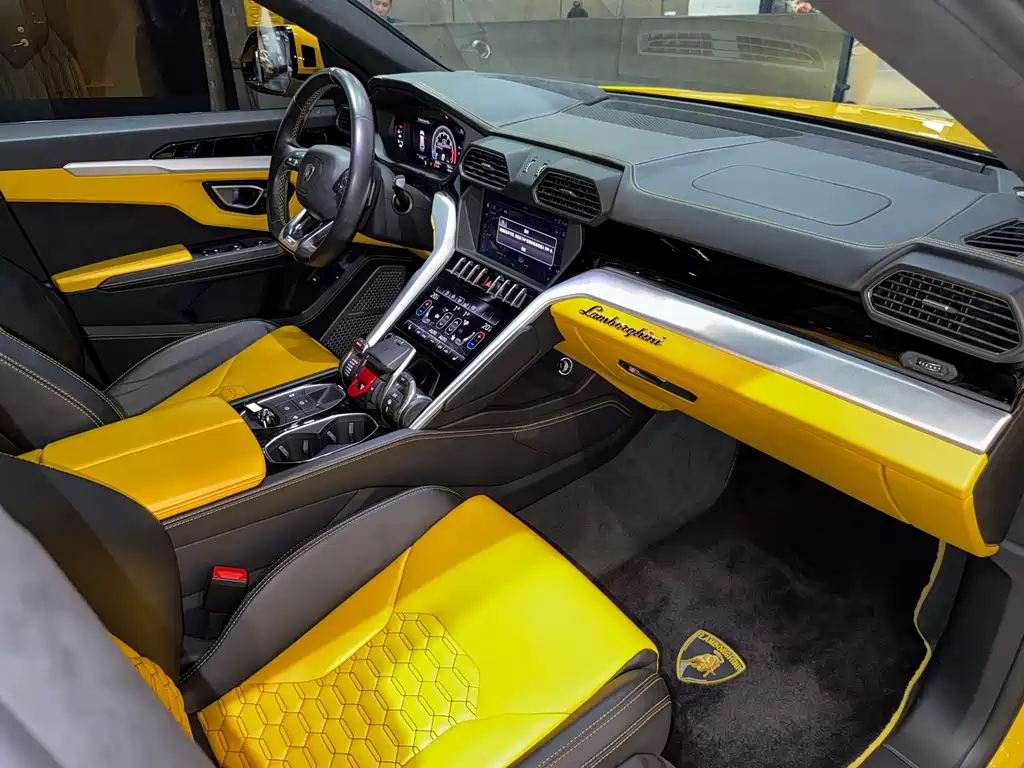 Lamborghini Urus 2019 — фото 27