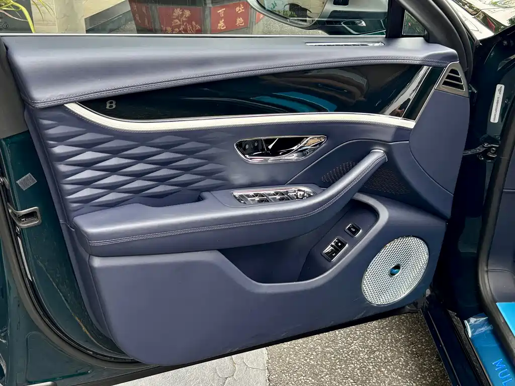 Bentley Flying Spur 2023 — фото 6