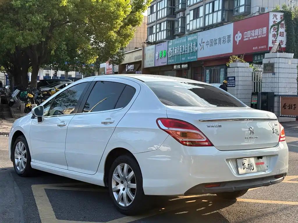 Peugeot 308 2015 — фото 12