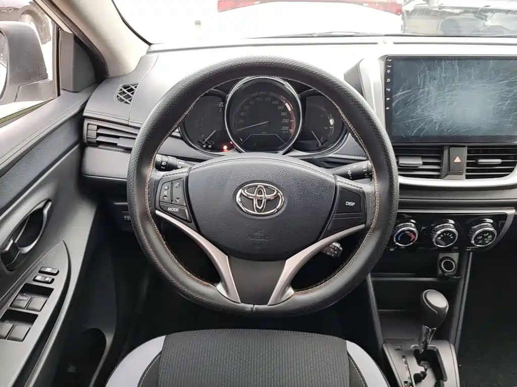 Toyota Yaris L 2022 — фото 11