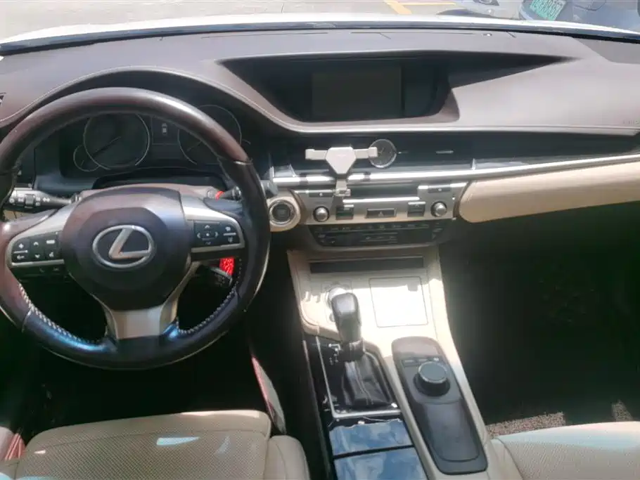 Lexus ES 2015 — фото 12