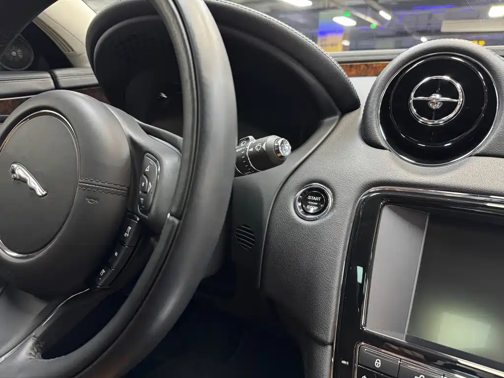 Jaguar XJ 2015 — фото 18