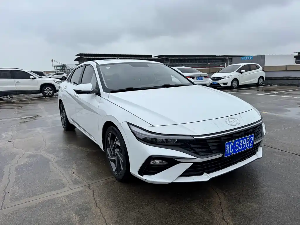 Hyundai Elantra 2023 — фото 3