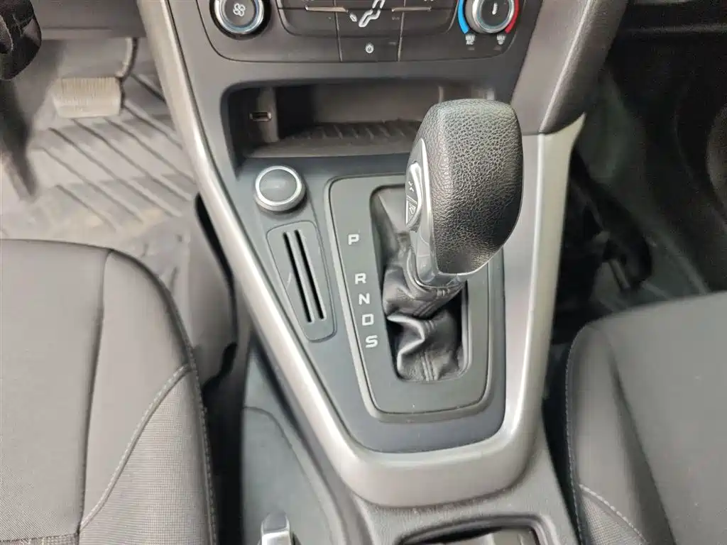 Ford Focus 2018 — фото 14