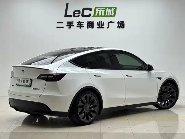 Tesla Model Y 2024