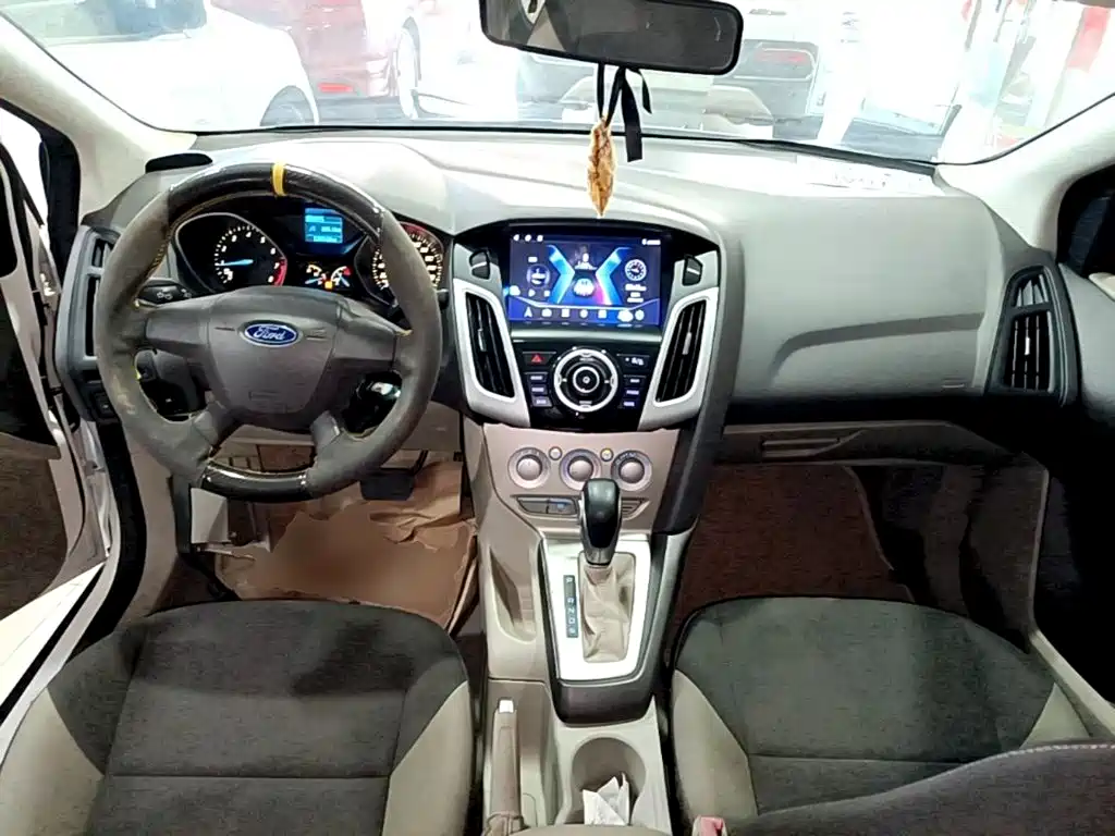 Ford Focus 2015 — фото 10