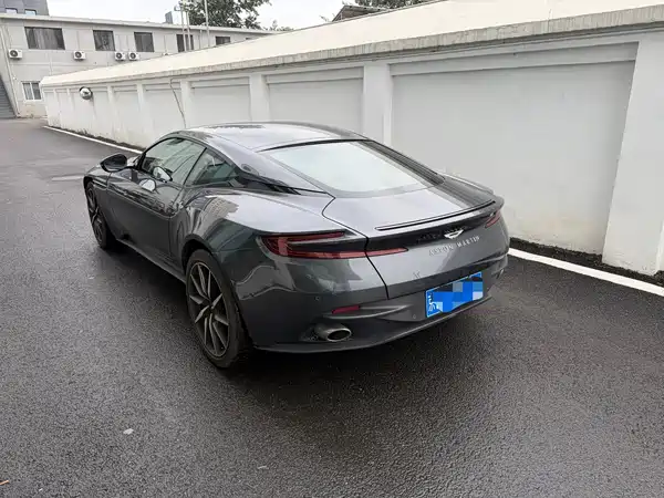 Aston Martin DB11 2022
