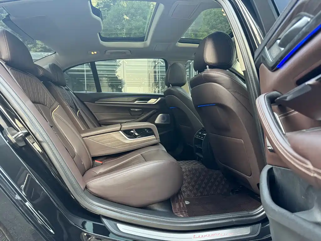BMW 5 Series 2018 — фото 13