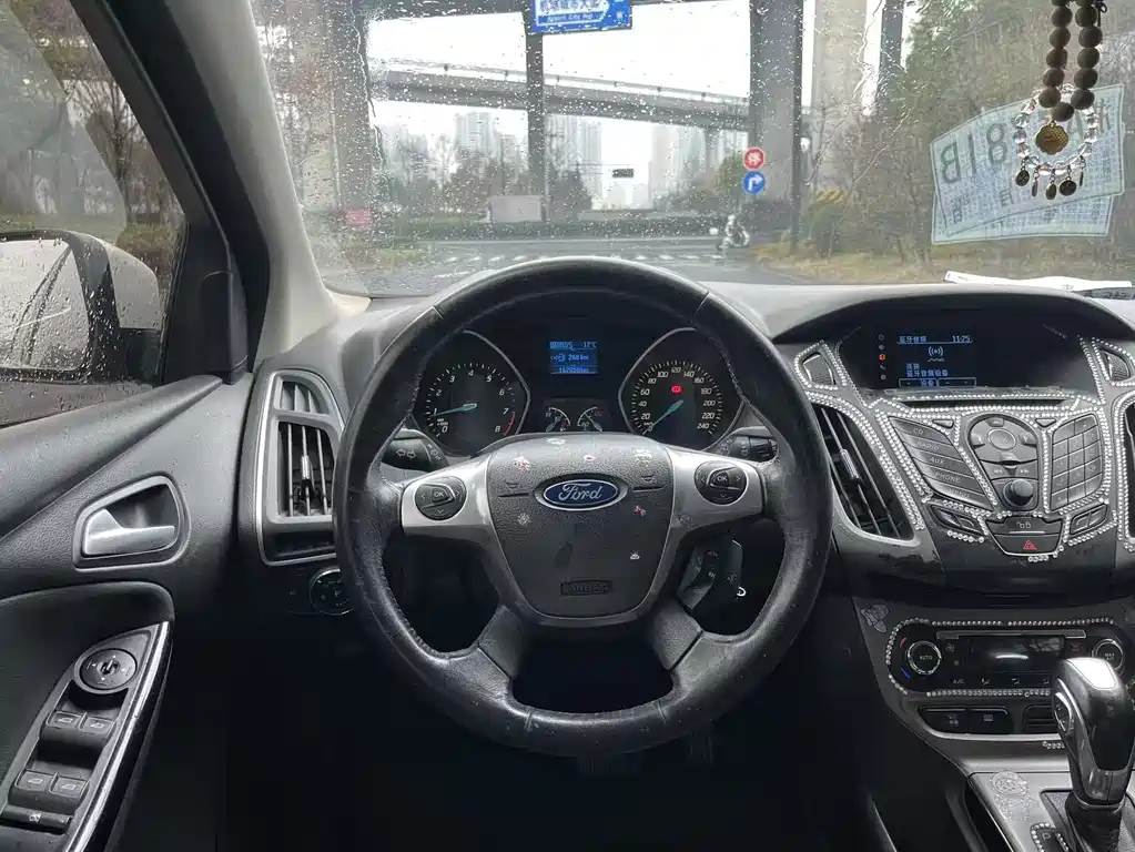 Ford Focus 2013 — фото 10