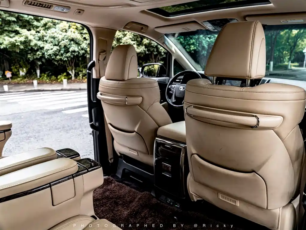 Toyota Alphard 2022 — фото 12