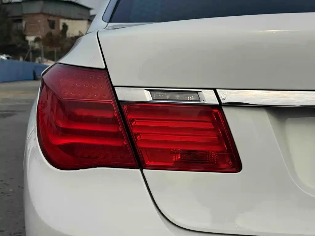 BMW 7 Series 2010 — фото 10