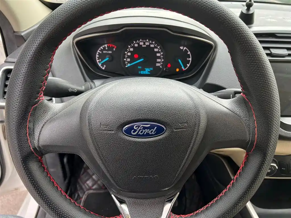 Ford Escort 2018 — фото 13
