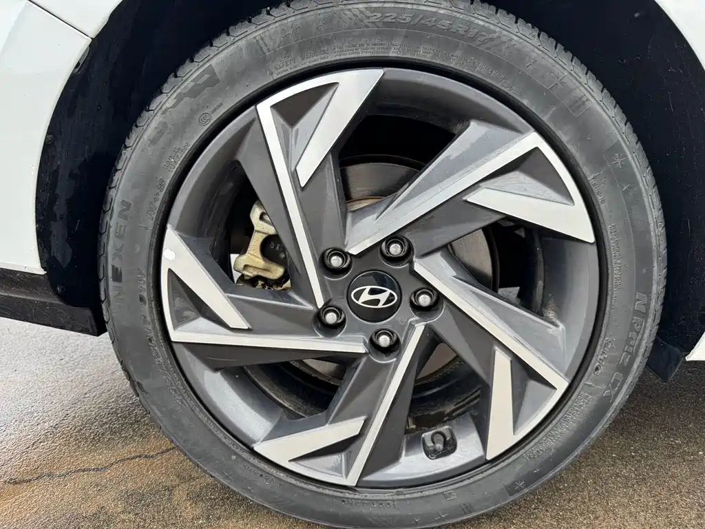 Hyundai Elantra 2023 — фото 19