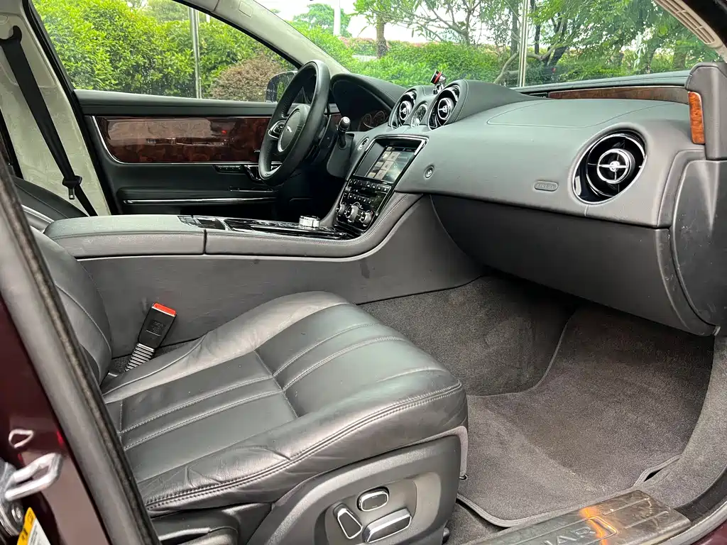 Jaguar XJ 2015 — фото 14