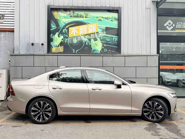 Volvo S60 2025