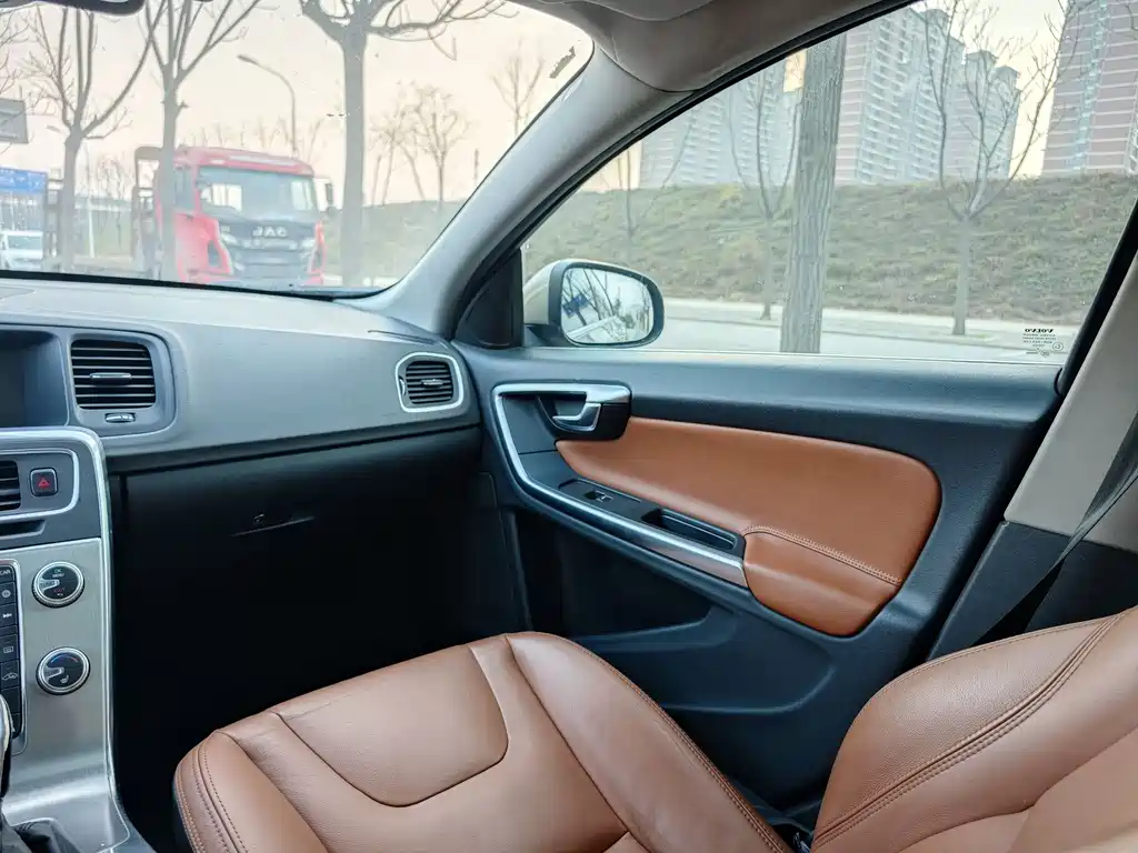 Volvo S60 2015 — фото 11