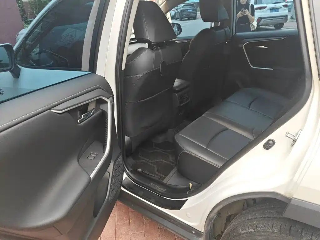 Toyota RAV4 2024 — фото 13