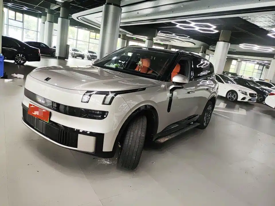 Lynk & Co 900 2025