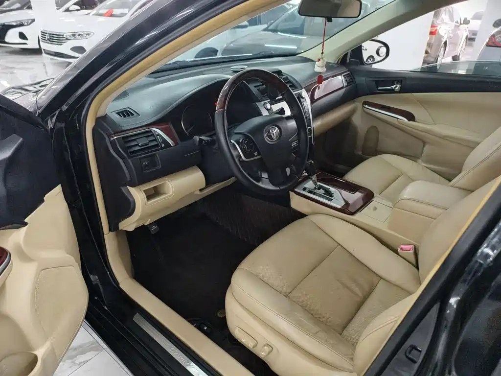 Toyota Camry 2014 — фото 10