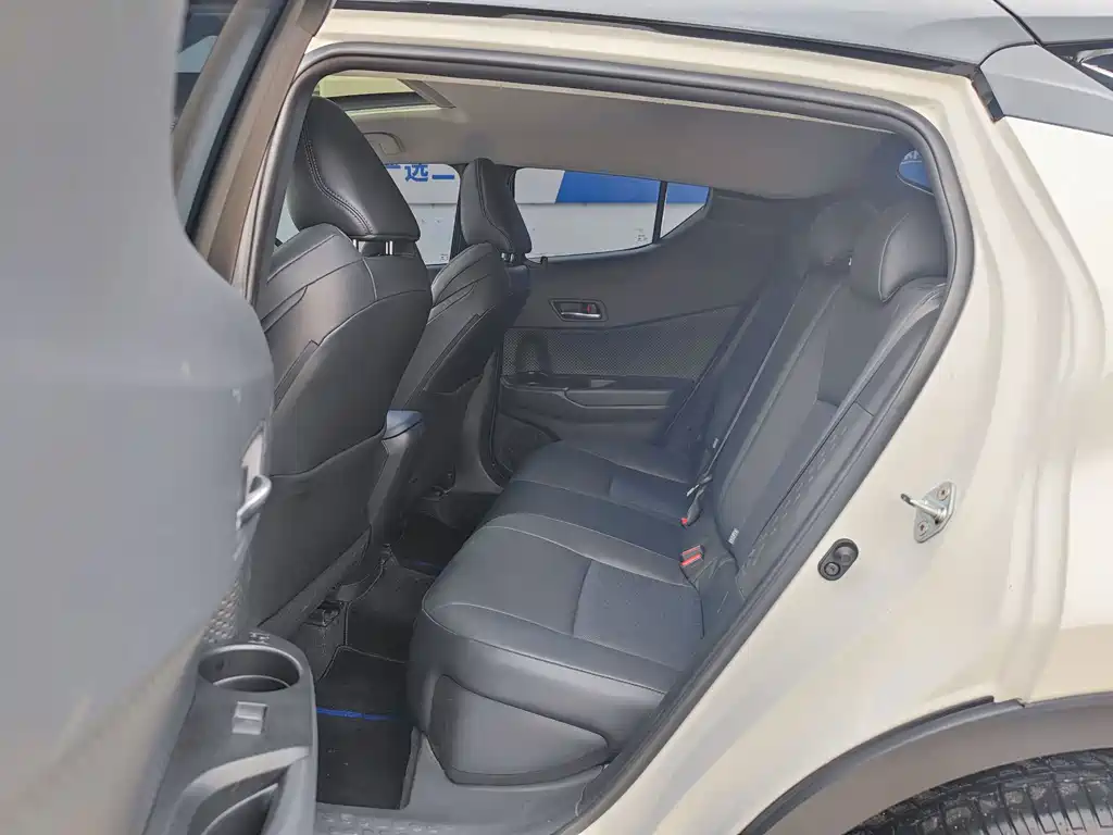 Toyota C-HR 2023 — фото 11