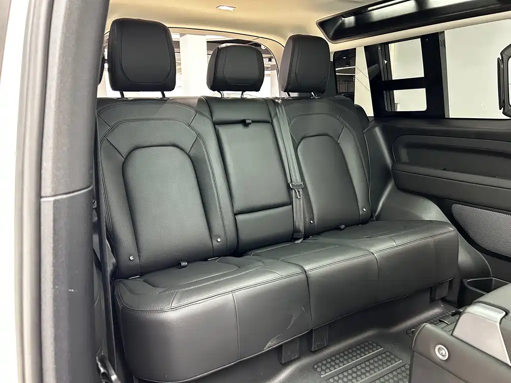 Land Rover Defender 2024 — фото 19
