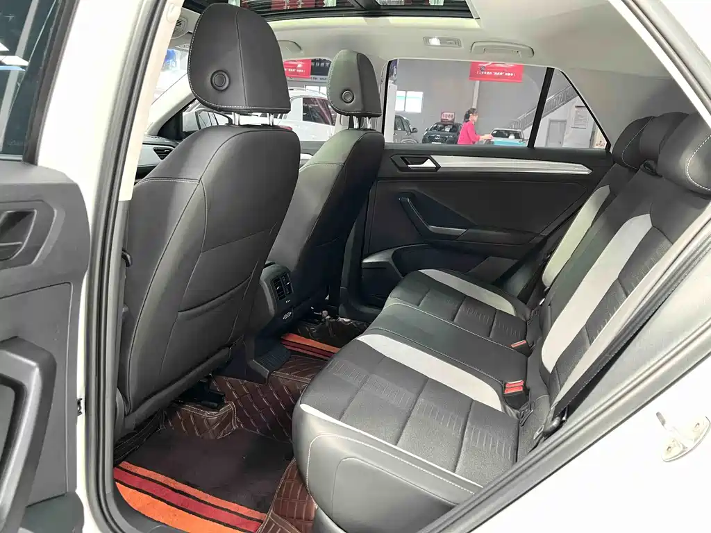 Volkswagen T-Roc 2023 — фото 10