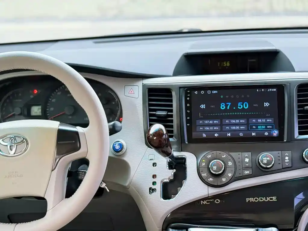 Toyota Sienna 2015 — фото 11