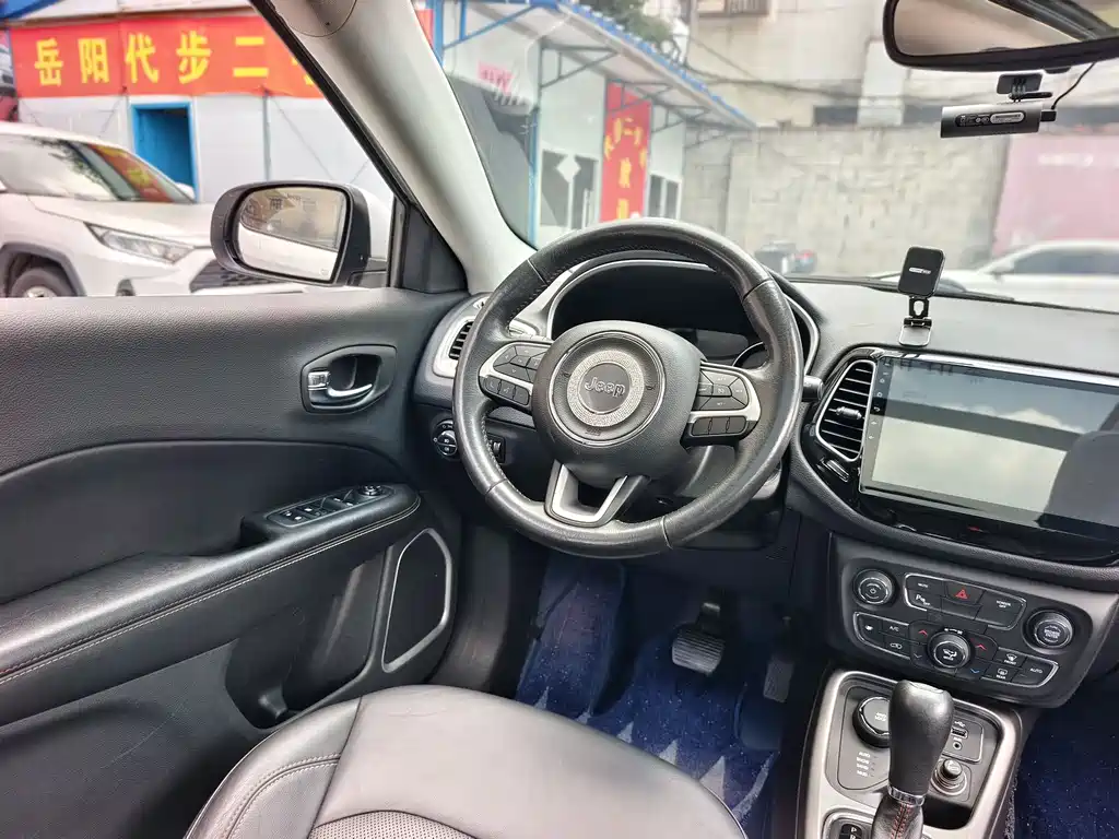Jeep Compass 2018 — фото 10