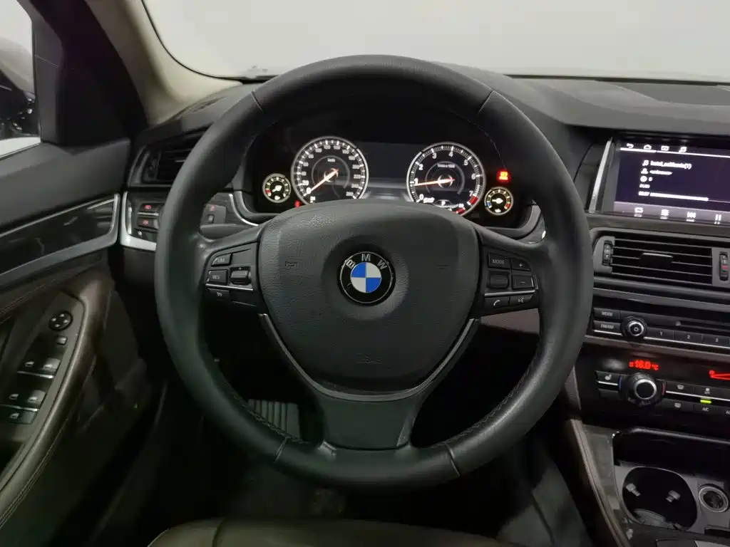 BMW 5 Series 2015 — фото 11
