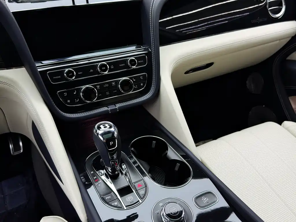 Bentley Bentayga 2023 — фото 18