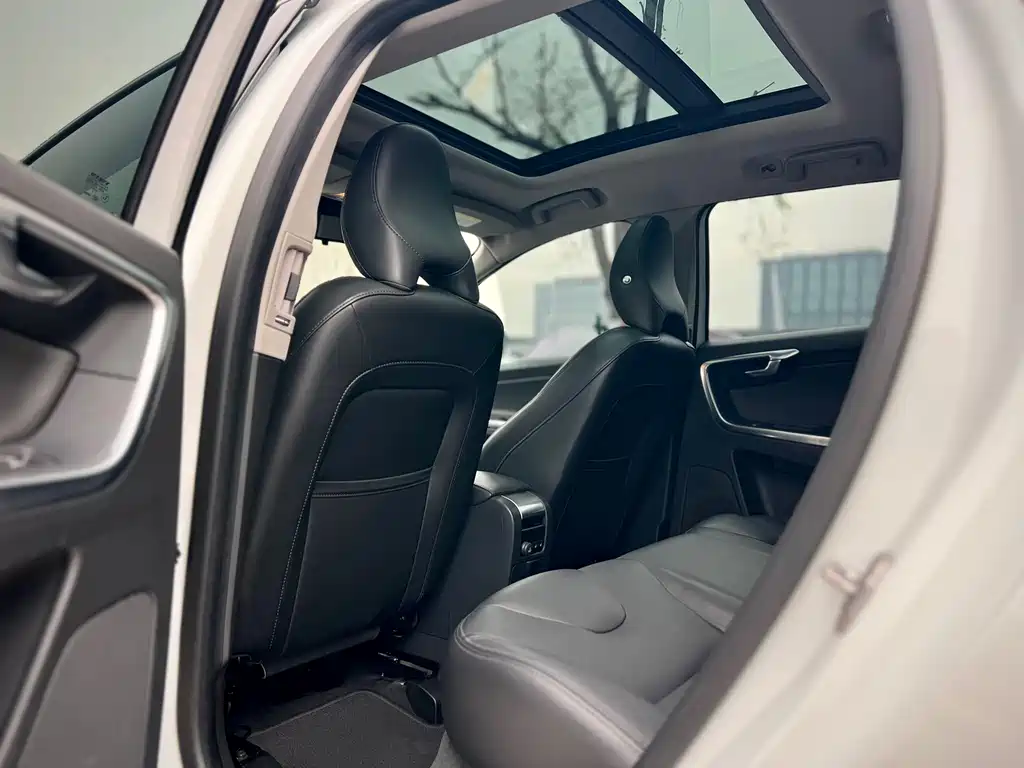 Volvo XC60 2017 — фото 26